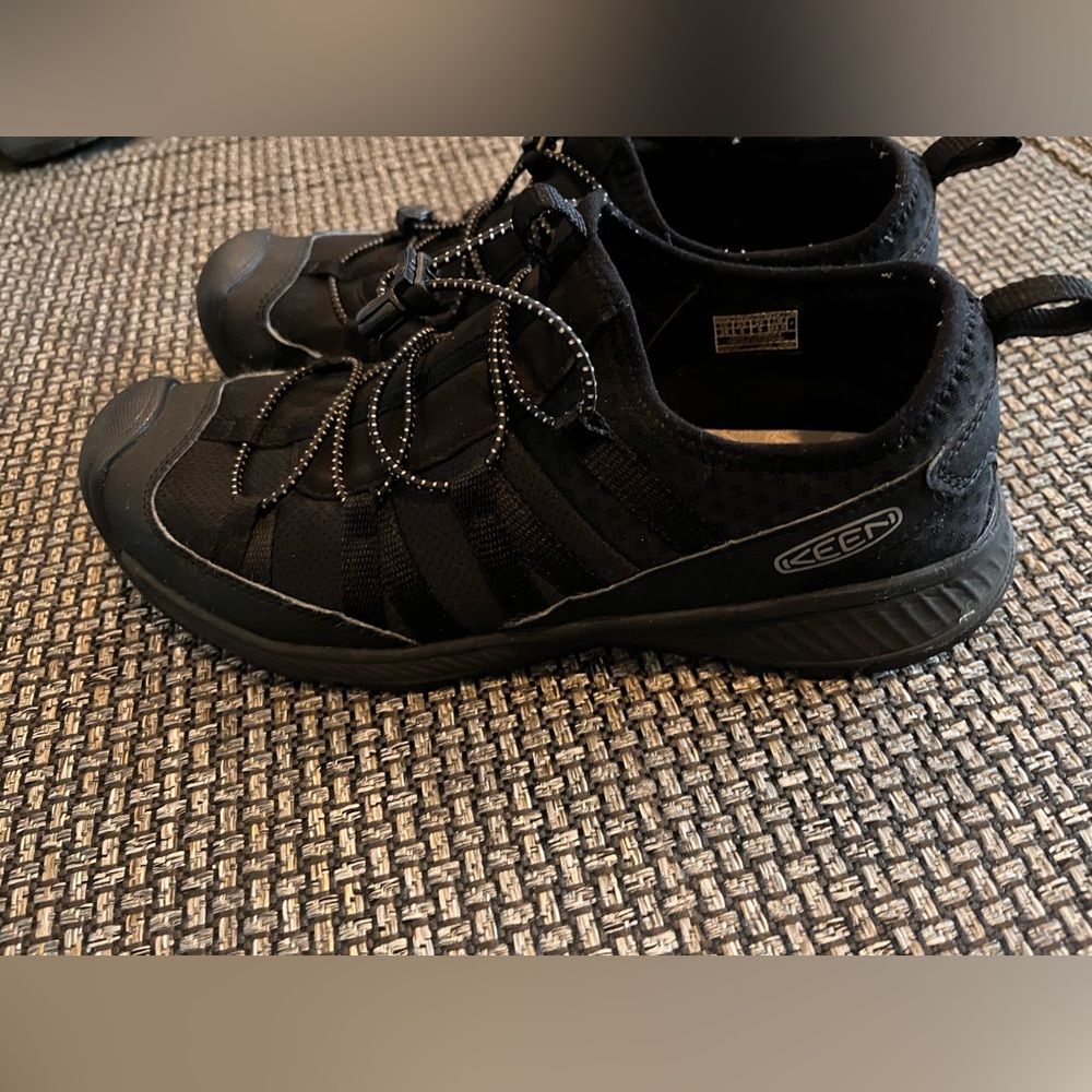 Keen Black Athletic Shoes with Durable Design